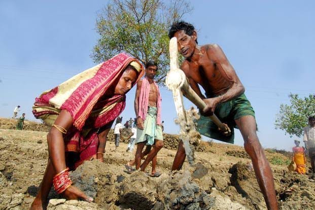 शेतकऱ्यांसाठी अनेक योजना; भूमिहीनांच्या वाट्याला काय?